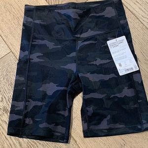 NWT Athleta 7inch ultimate stash camo short